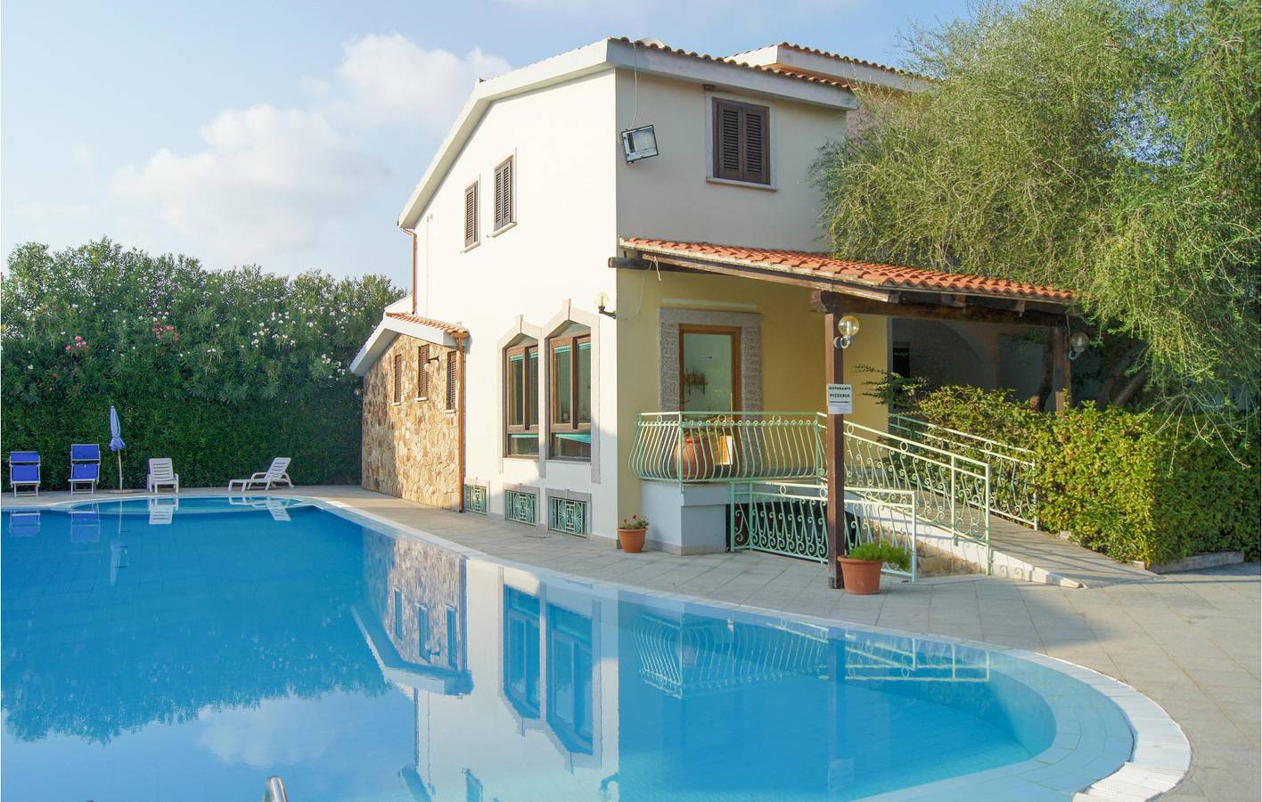 Ganze Ferienwohnung, Gemütliche Unterkunft mit Kochnische, Pool & WiFi in Strandnähe in Sos Alinos, Orosei