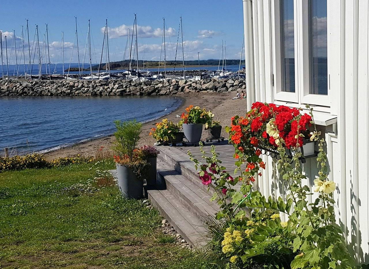 Gemütliches kleines Häuschen am Ufer von Fuglevik in Rygge