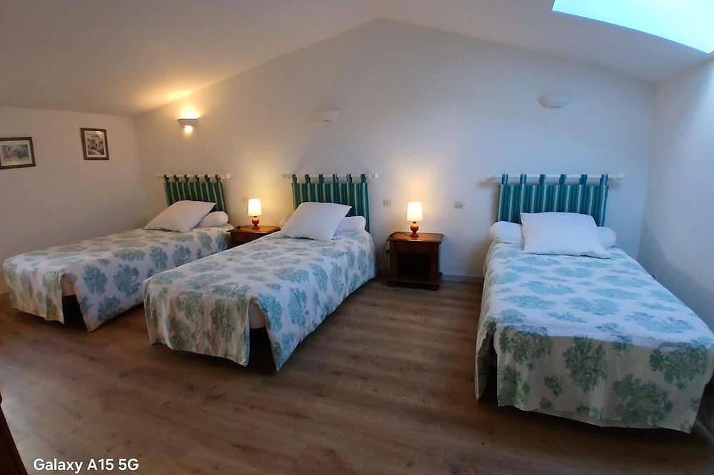 Charmante maison ancienne rénovée avec jardin privé, 5 couchages in La Gaubretière, Vallée de la Loire