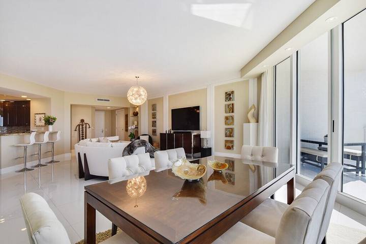 Vacation rental for 6 people, with sauna and hot tub as well as balcony in Riviera Beach