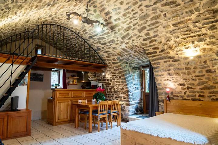 Gîte pour 3 personnes, avec piscine et jardin à Les Bondons - 2