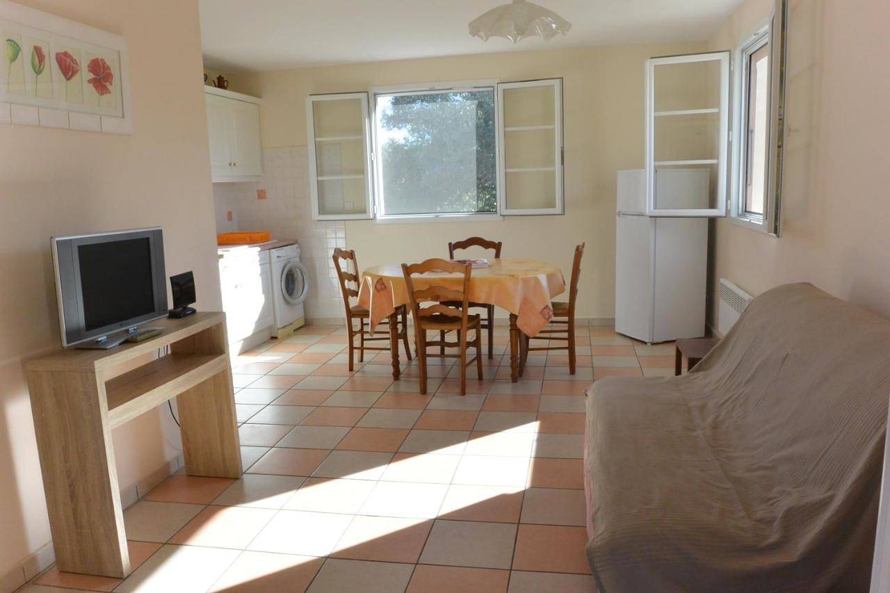 Appartement entier, Two-Bedroom Apartment in Aléria, Arrondissement de Corte
