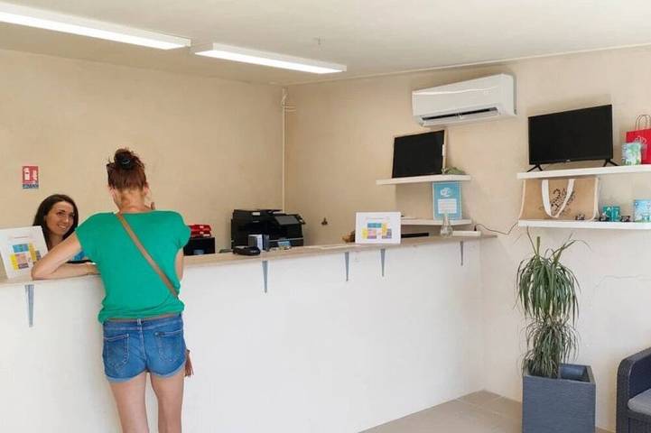 ZEcamping 3* pataugeoire piscine locatif TV clim 29m2 6 pers in Saint-Mitre-les-Remparts, Costa mediterránea (Francia)