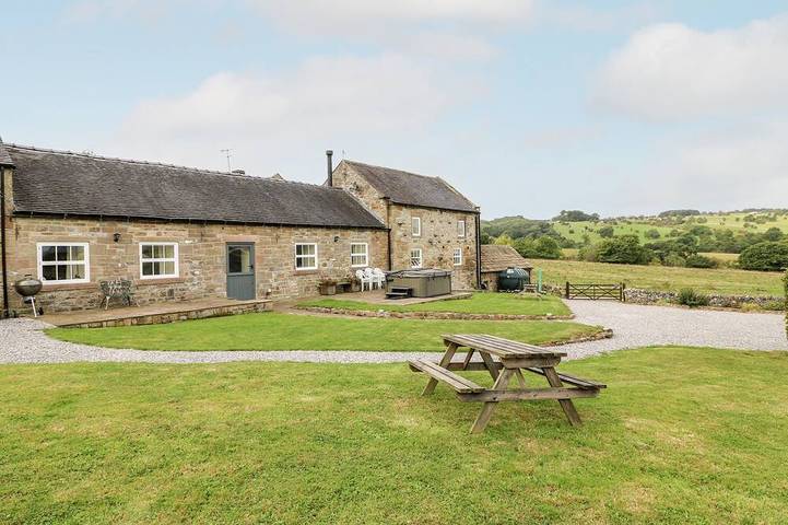 Cottage for 14 people, with hot tub and garden, with pets in Peak District