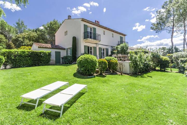 Location de vacances pour 4 personnes, avec sauna et balcon ainsi que jardin et piscine à La Motte - 2