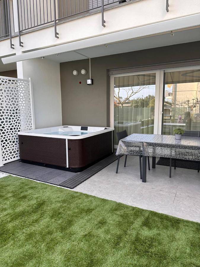 Location de vacances pour 8 personnes, avec jacuzzi ainsi que jardin et piscine, animaux acceptés dans Bellaria-Igea Marina - 4