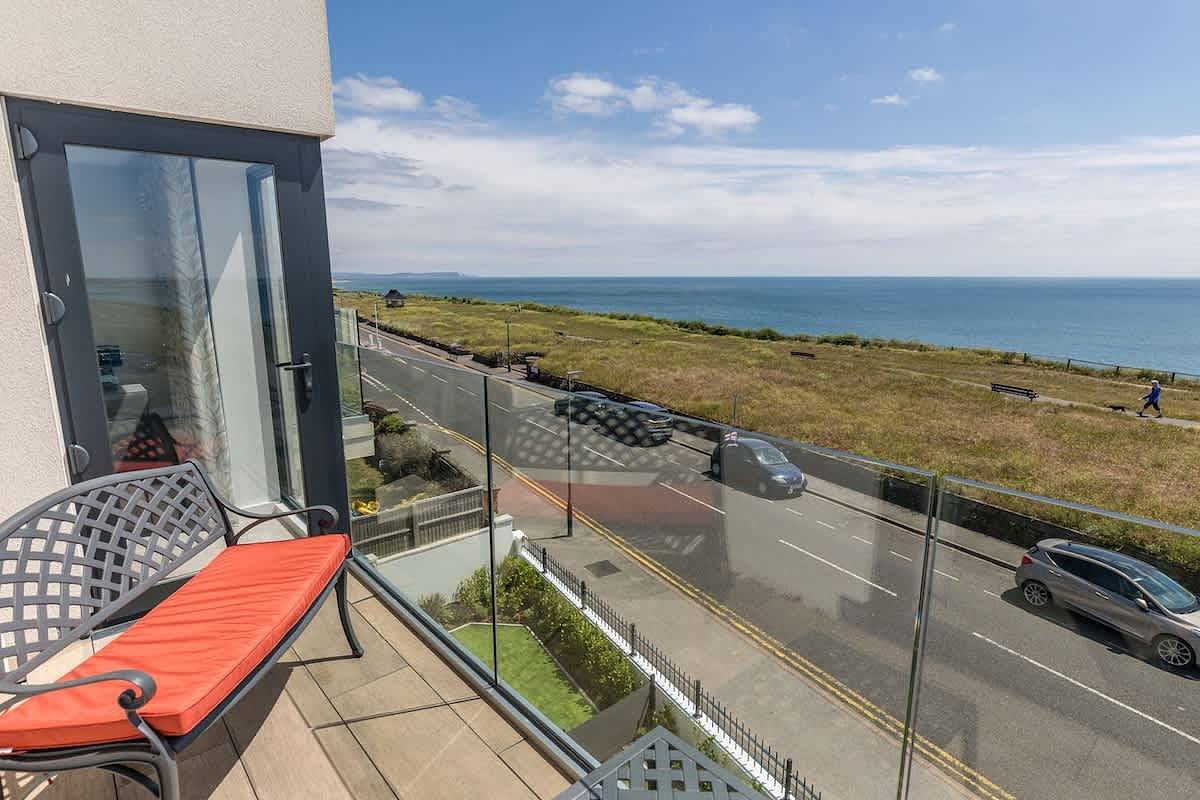 Entire apartment, Beachcliff - On the Seafront with Two Balconies in Bournemouth, South West England
