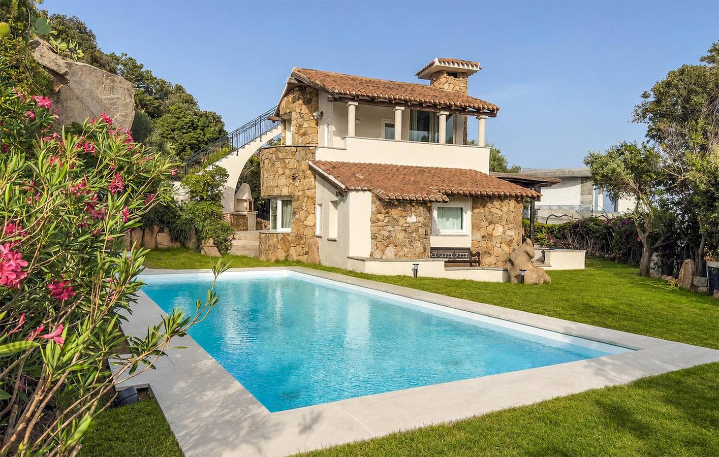 Apartment am Strand mit Pool und WLAN – 2,5 km zum Strand in Cala di Volpe, Arzachena
