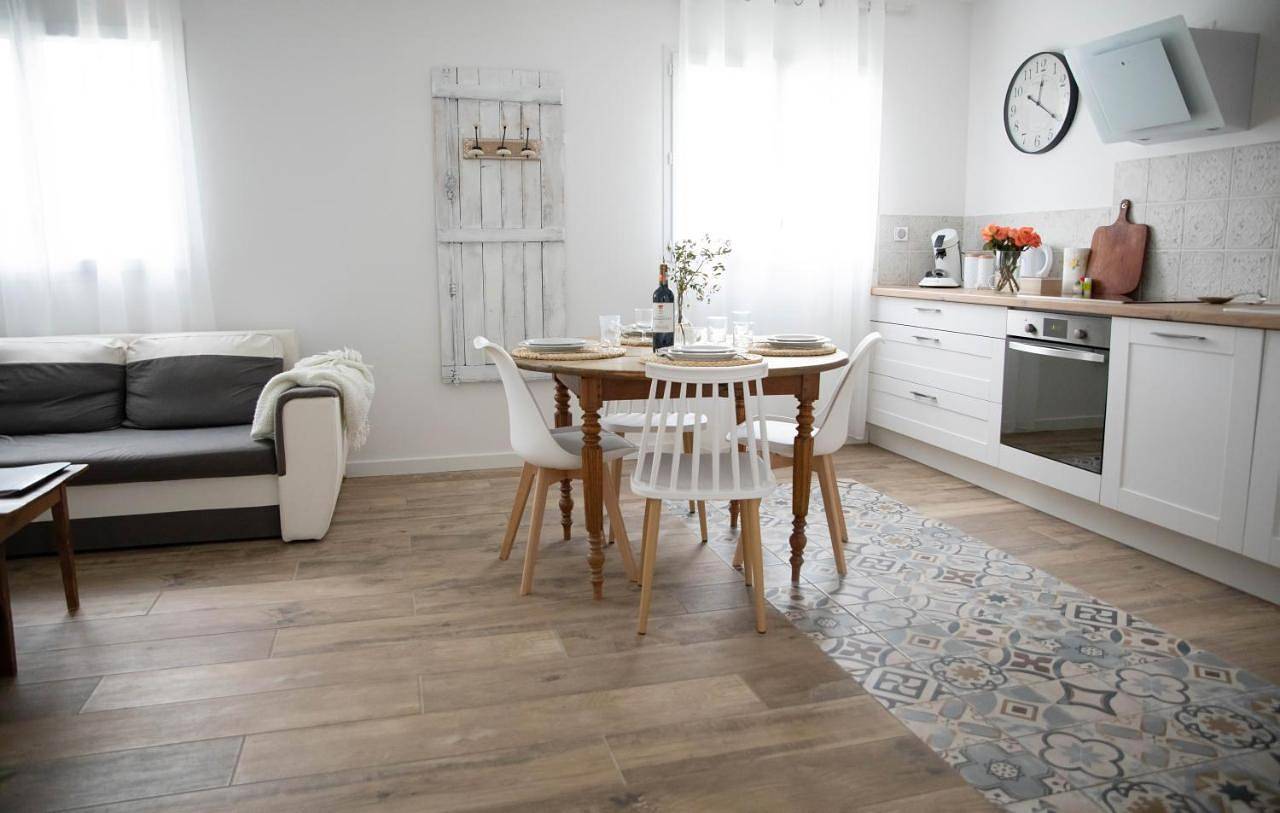 Appartement entier, One-Bedroom Apartment in Onzain, Région de Blois