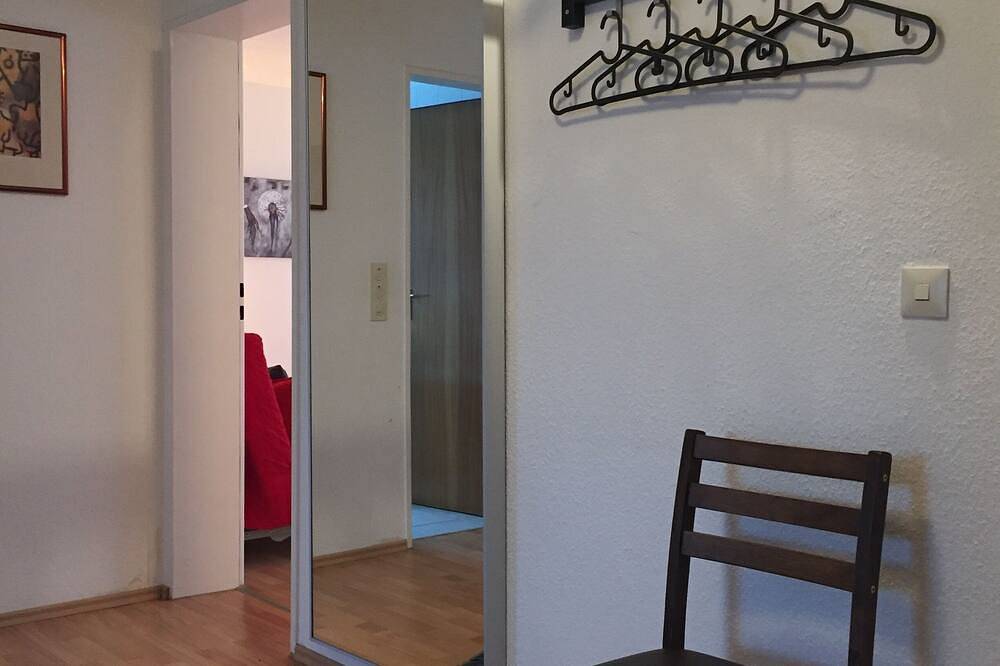 Ganze Wohnung, In Rheinnähe: große, moderne Ferienwohnung in ruhiger Seitenstraße mit Balkon in Wallersheim, Koblenz