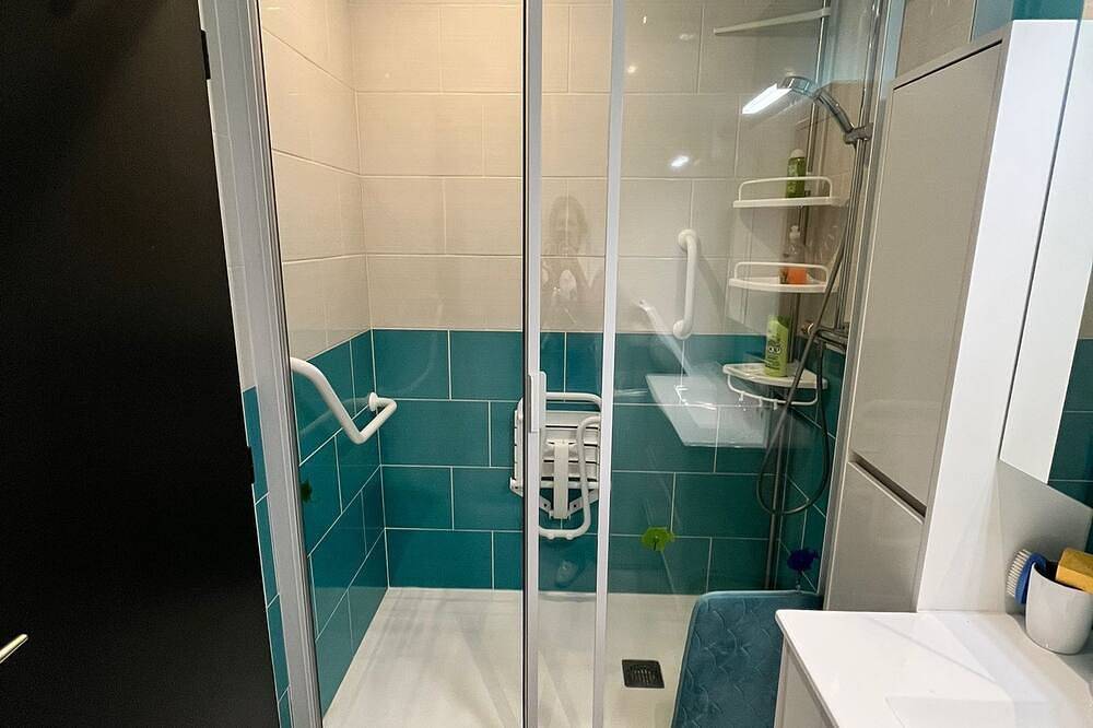 Ganze Wohnung, 4-person ground-floor apartment, in the center of town and facing Uriage park, near thermal baths in Saint-Martin-d'Uriage, Isère