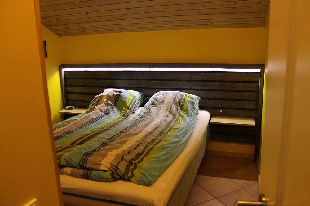 Cottage for 12 people in 6 rooms, all appliances and sauna. Enclosed garden in Nykøbing Sjælland, Nordwestseeland