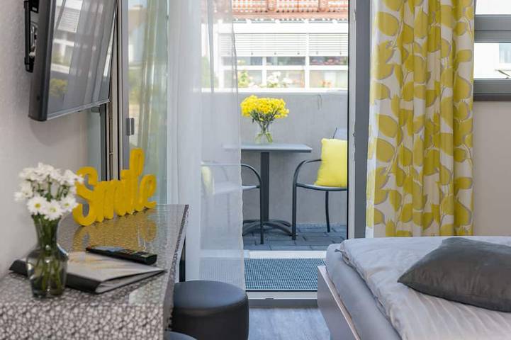 Ganze Wohnung, Feines Terrassen-Apartment (1-2 P.) mit Zitronenfeeling + gratis Parkplatz! in Bensheim, Bergstraße