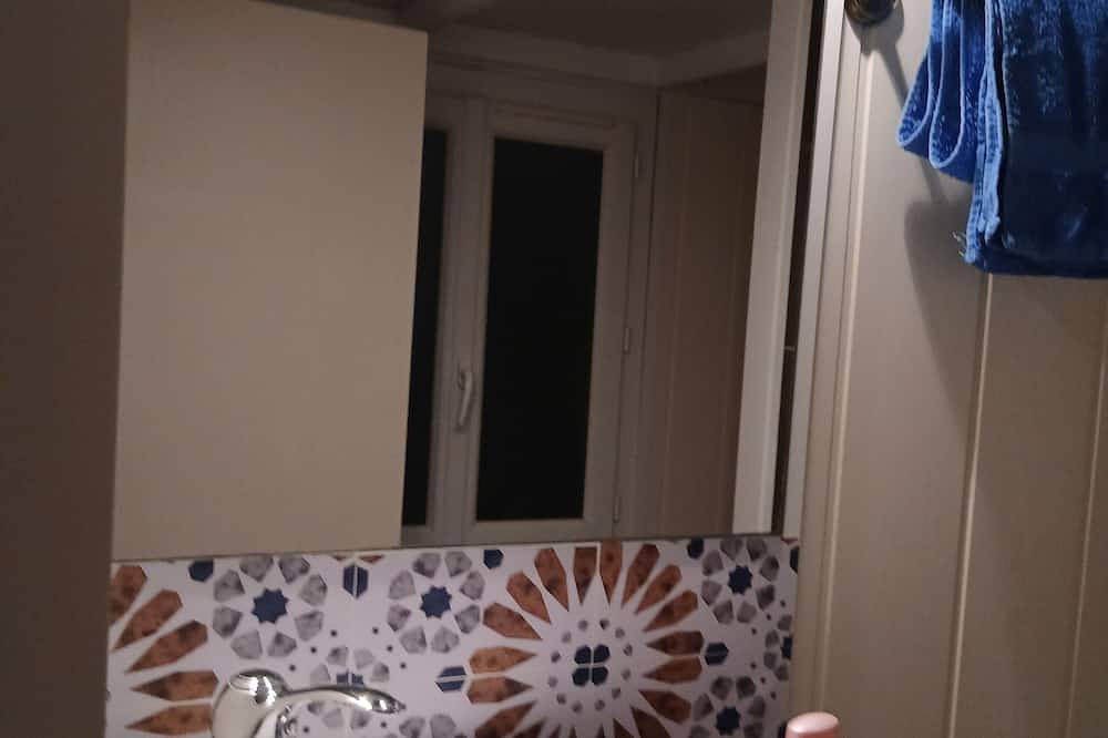 Appartement entier, Studio, proximité du Parc des Expositions. in Issy-les-Moulineaux, Hauts-de-Seine