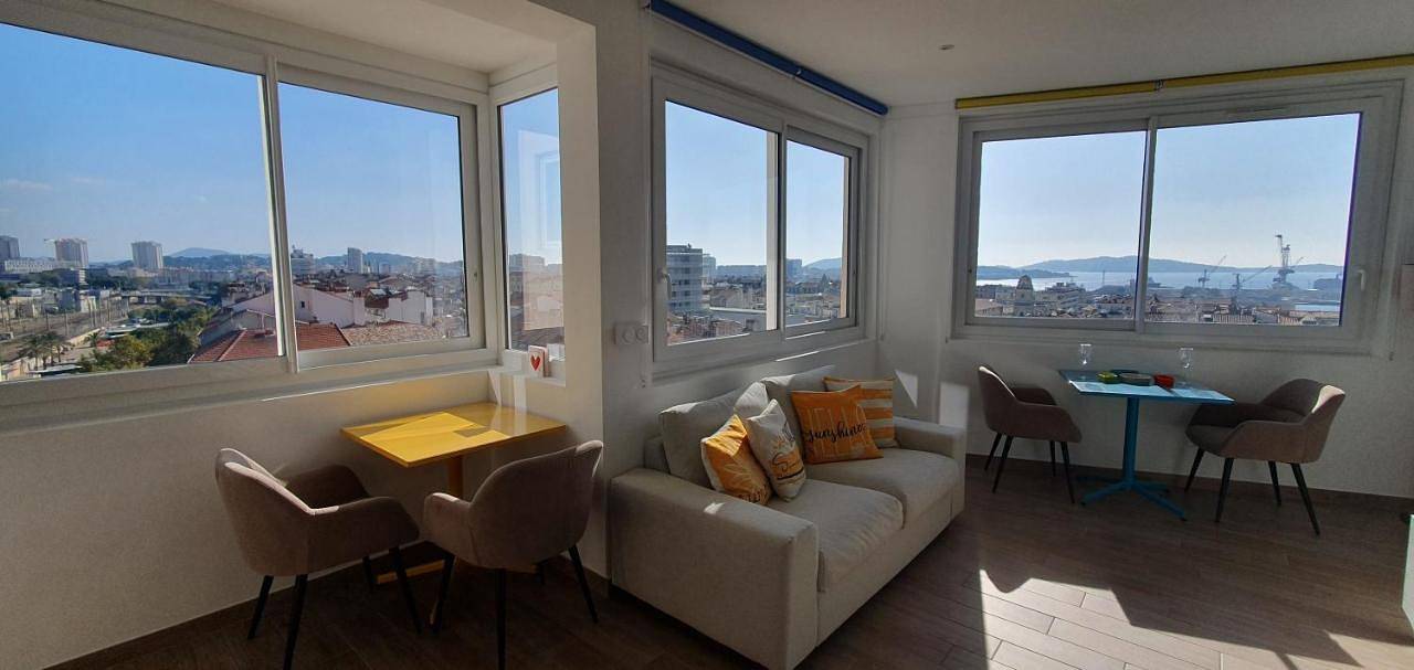 Appartement entier, Vue Mer Panoramique - Gare et Port à Pied - 60m2 in Toulon, Côte méditerranéenne (France)