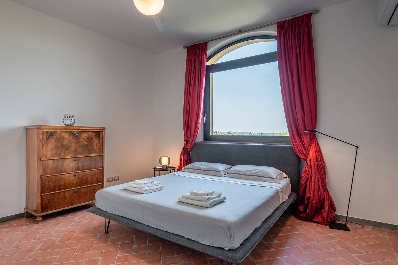 Appartement entier, Appartement 'Terrazza Su San Miniato' avec terrasse privée, Wi-Fi et climatisation in San Miniato, Province de Pise