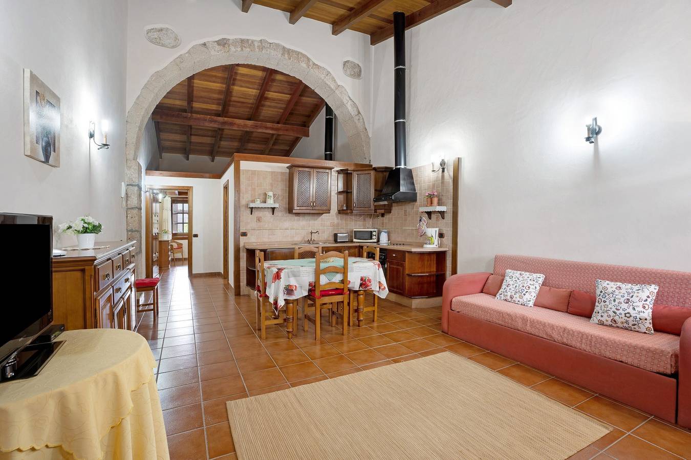 Entire apartment, Vacation Apartment 'Finca La Bonita Ap M1' with Shared Pool, Shared Terrace and Wi-Fi in Arona, South Tenerife