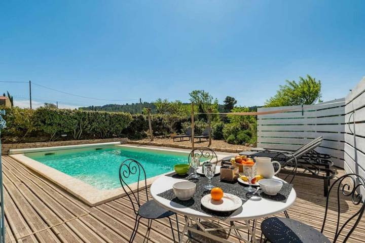 Gîte pour 4 personnes, avec piscine et jardin