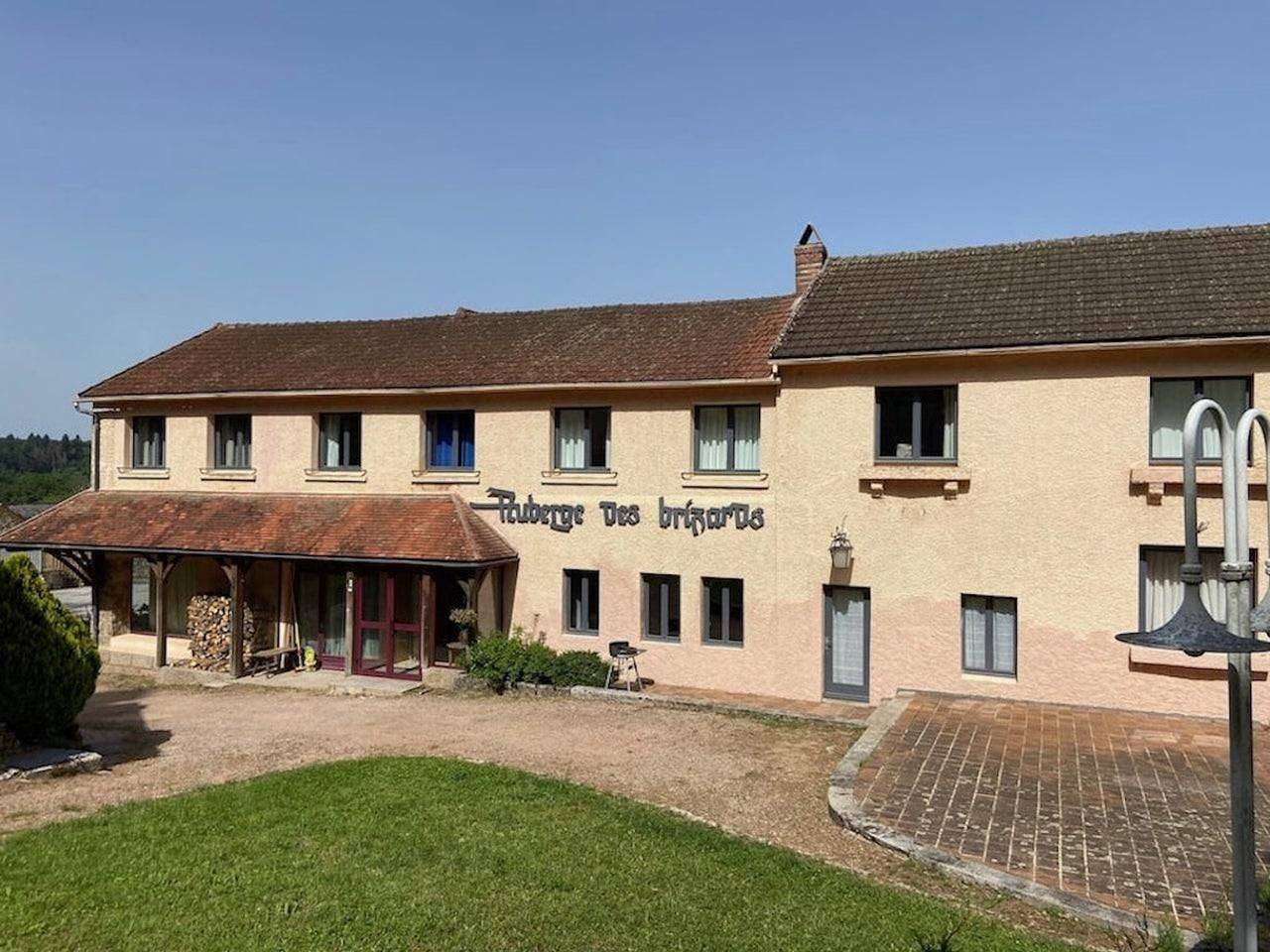 Countryside Retreat, 11 Bedrooms, Private Lake, Wifi, Pets Allowed in Quarré-les-Tombes, Morvan Regional Nature Park