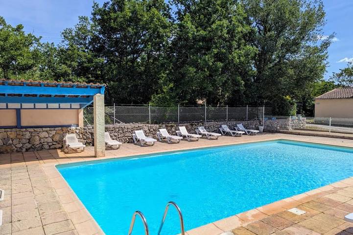 Ferienhaus für 4 Personen, mit Terrasse und Garten sowie Pool