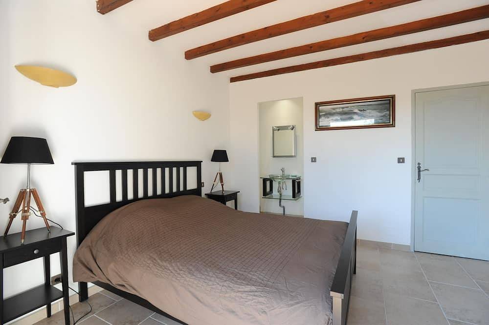 Family house with swimming pool 6 bedrooms near Avignon in Pujaut, Nimes region