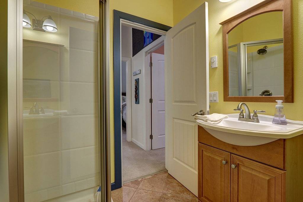 Stunning retreat near the slopes w/ private sauna, gas grill, & spacious deck in Girdwood, Anchorage