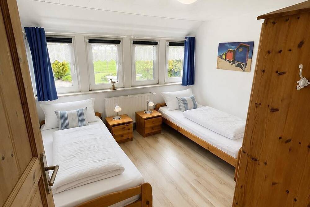 Ganze Wohnung, Die Ferienwohnung Wellenreiter bietet maritimen Komfort mit Deichblick, viel Platz für Familien und einer eigenen Terrasse mit großem Garten. in Förrien, Wangerland