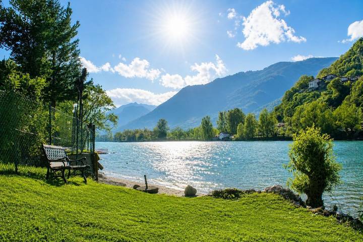 Ferienwohnung für 5 Personen, mit Garten und Seeblick sowie Ausblick in Bergell