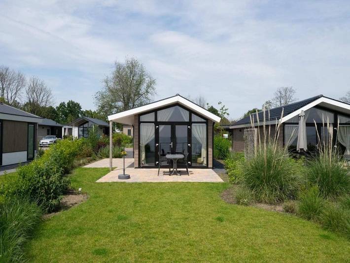 Appartement voor 4 personen, met Terras en Tuin in Bovenkarspel