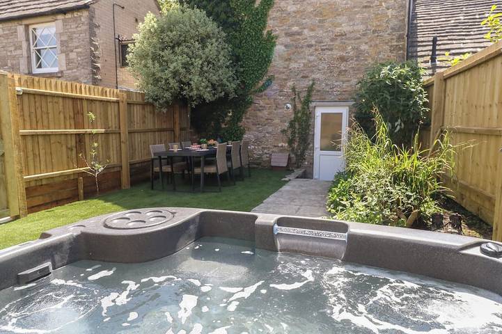 Cottage for 7 people, with hot tub and garden, with pets in Langton Matravers