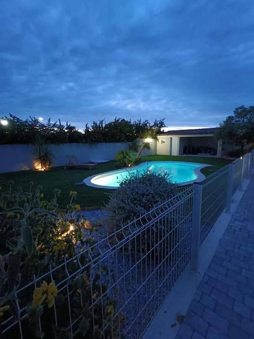 Villa pour 8 personnes, avec terrasse ainsi que piscine et jardin