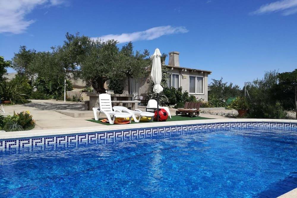 Finca con vistas a la piscina privada y las montañas, los perros son bienvenidos. in Perelló, Provincia de Tarragona