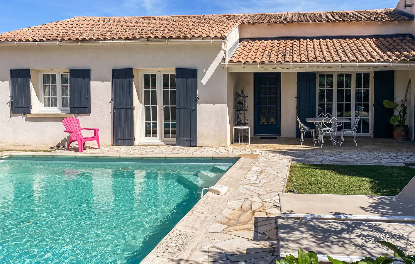 Appartement de 90m2 : Piscine, Parking, Proche d'Avignon in Les Angles (Gard), Région de Nîmes