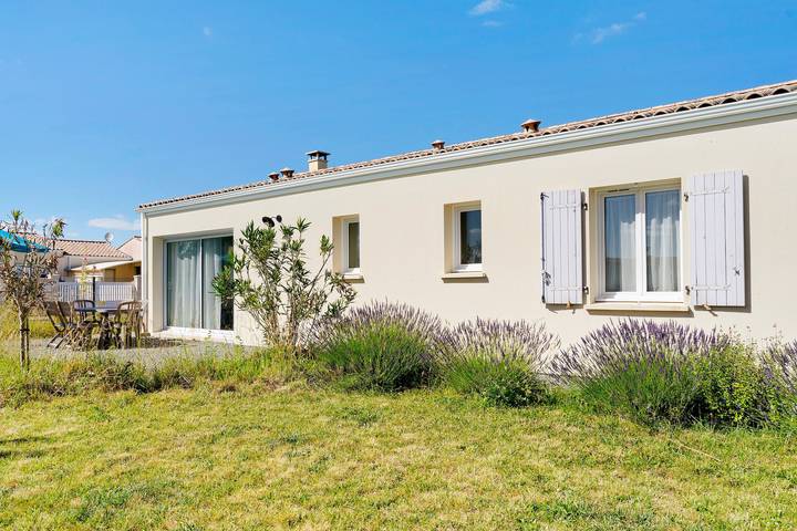 Casa de vacaciones 'Sérénité' con terraza privada, jardín privado y Wi-Fi in Pisany, Saintes region