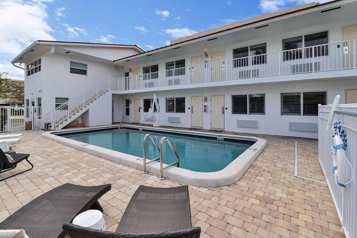Hotel for 4 people, with pool in Deerfield Beach