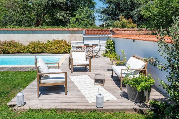 Location de vacances pour 10 personnes, avec piscine ainsi que jardin et terrasse à Champagne-au-Mont-d'Or - 4