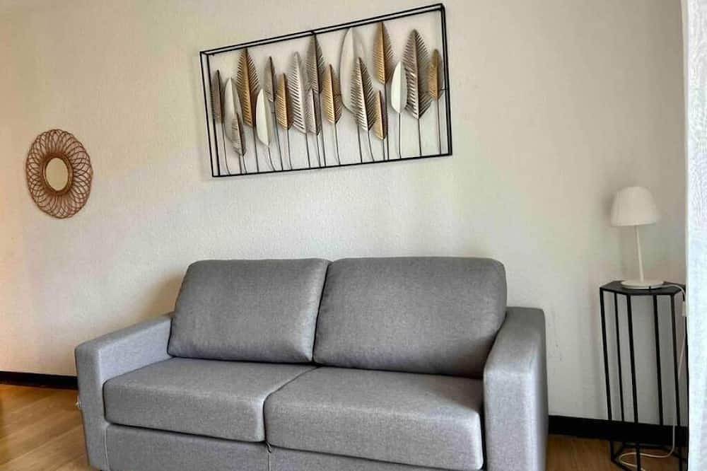 Entire apartment, Studio with balcony Girod Centre-Ville Clermont-Fd in Clermont-Ferrand, Volcans d'Auvergne Regional Nature Park