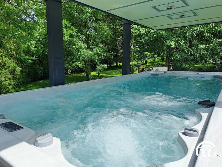Gîte pour 11 personnes, avec Jacuzzi et Terrasse ainsi que Jardin et Sauna à Le Bez