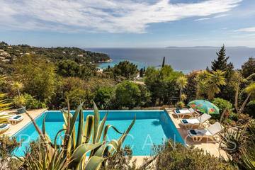 Location de vacances pour 8 personnes, avec piscine et balcon/terrasse à Rayol-Canadel-sur-Mer