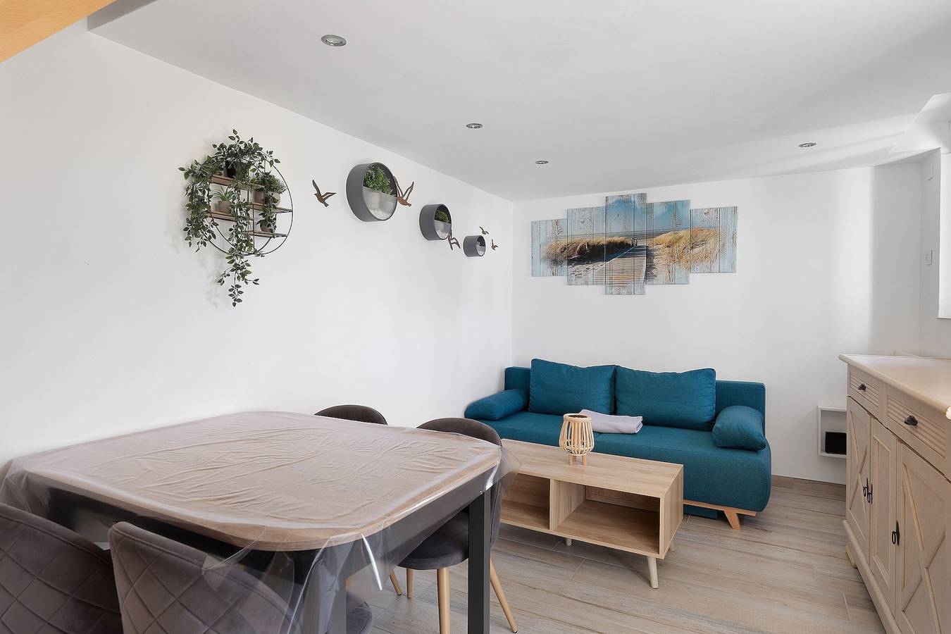 Holiday Home 'Petit Gîte Bleu' with Wi-Fi in Huillé-Lézigné, Loire Valley