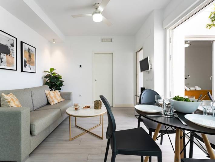Entire apartment, Charming independent apartment with private courtyard in Málaga in Málaga (Este), Malaga