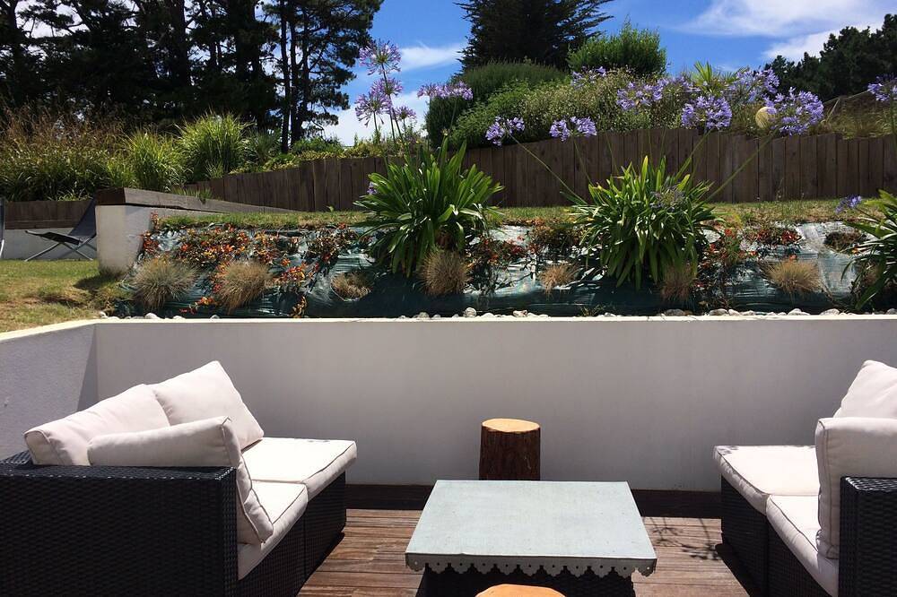 Casa de arquitecto tranquila con amplia terraza y jardín a 5 minutos de la playa. in Locmaria, Côte des Mégalithes