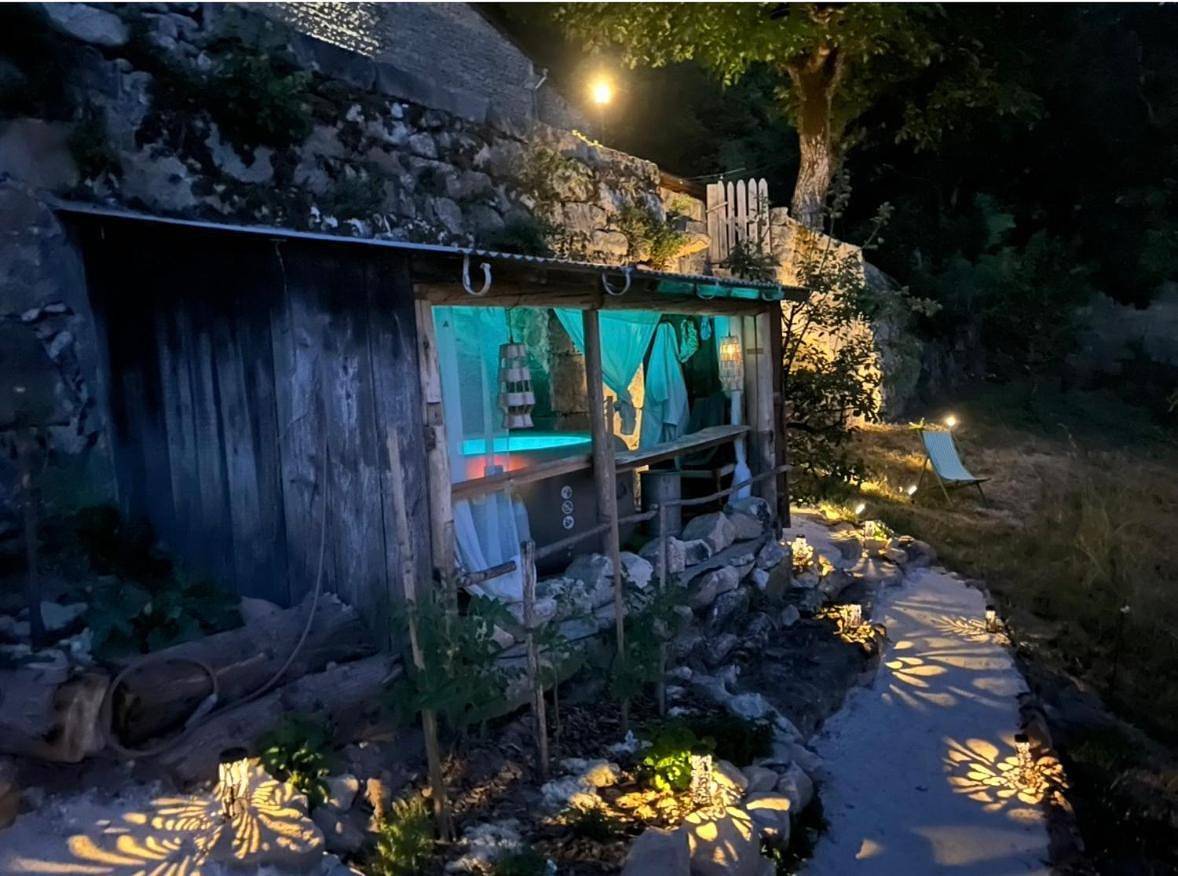 Appartement entier, La Forêt suspendue - Gîte nature sur 9ha - option Spa avec vue panoramique in Vollore-Ville, Parc Naturel Régional Livradois-Forez