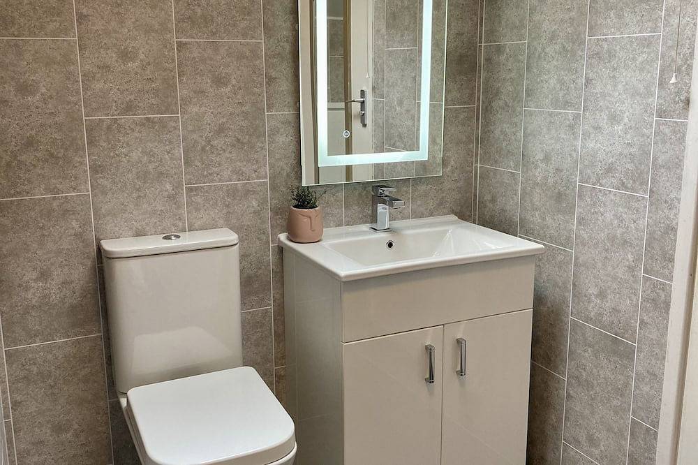 Stylish 2-Bedroom, Sleeps 5, Short walk to Durham City Centre, Wifi & Laundry in Durham, County Durham