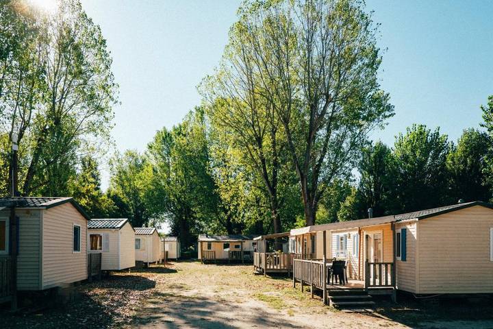 Camping pour 4 personnes, avec piscine et jardin