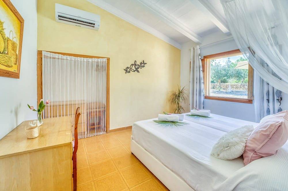 Country House in Mallorca with Private Pool in Font de sa Cala, Capdepera