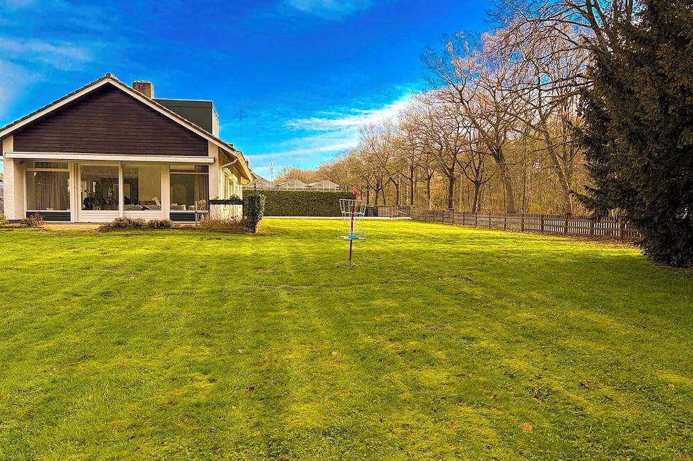 Welkom bij Xl Nature Villa, een uniek grote vakantievilla die comfortabel plaats biedt aan maximaal 14 gasten Gelegen nabij de bossen van Tilburg en omringd door natuur, is deze 240 m² villa perfect voor families, sportteams en natuurliefhebbers. in Tilburg, Noord-Brabant