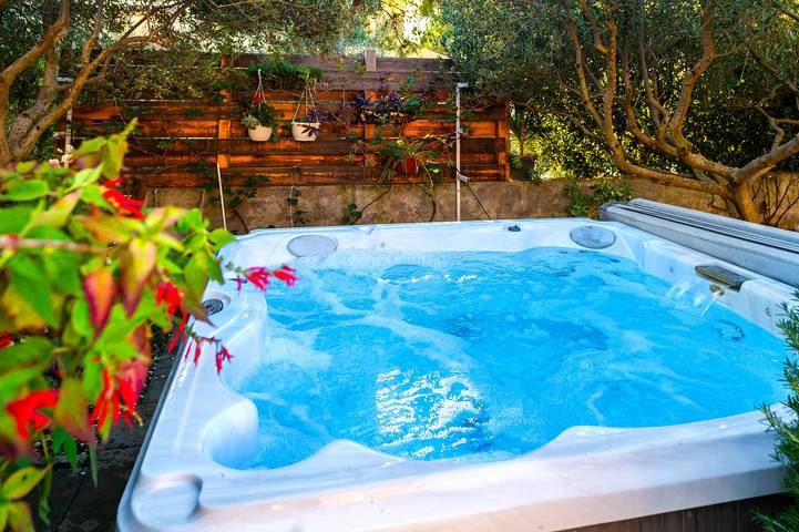 Villa pour 8 personnes, avec jardin ainsi que sauna et piscine, animaux acceptés à Šibenik