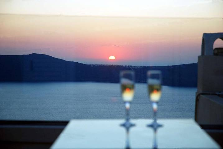 Holiday apartment for 2 people, with Terrace and Garden as well as Pool in Thera