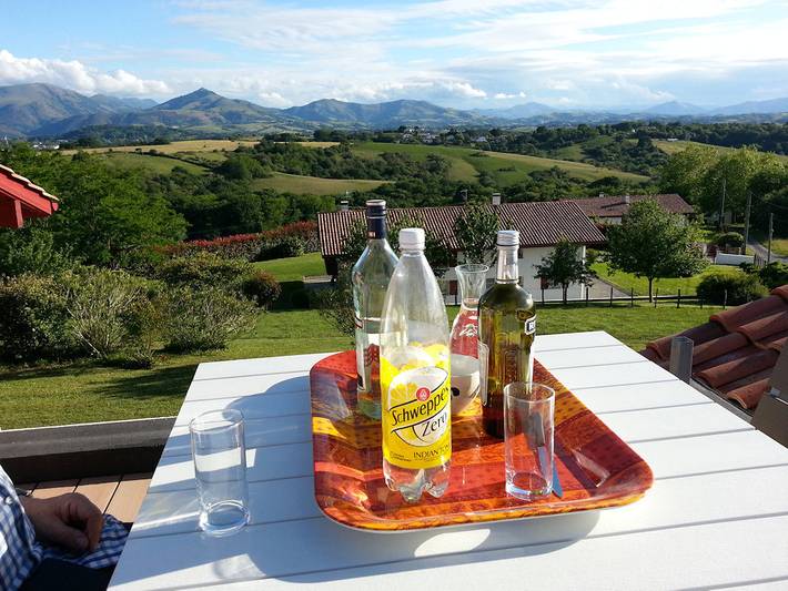 Gîte pour 5 personnes, avec terrasse ainsi que jardin et piscine à Halsou
